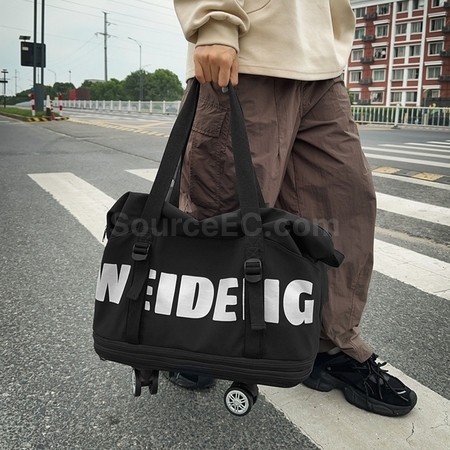 Expandable wheeled travel bag with retractable handle
