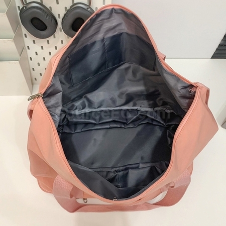 Expandable wheeled travel bag with retractable handle