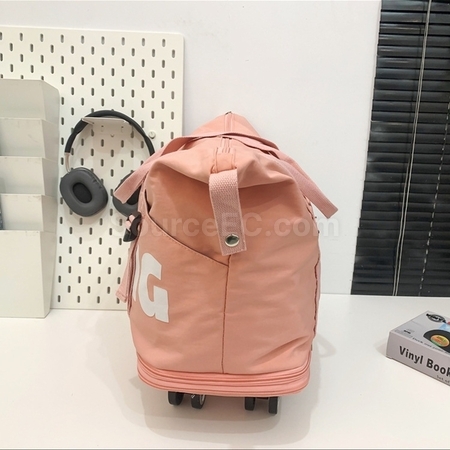 Expandable wheeled travel bag with retractable handle