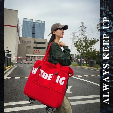 Expandable wheeled travel bag with retractable handle